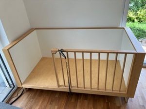 Höhenverstellbarer Laufstall mit offener Tür